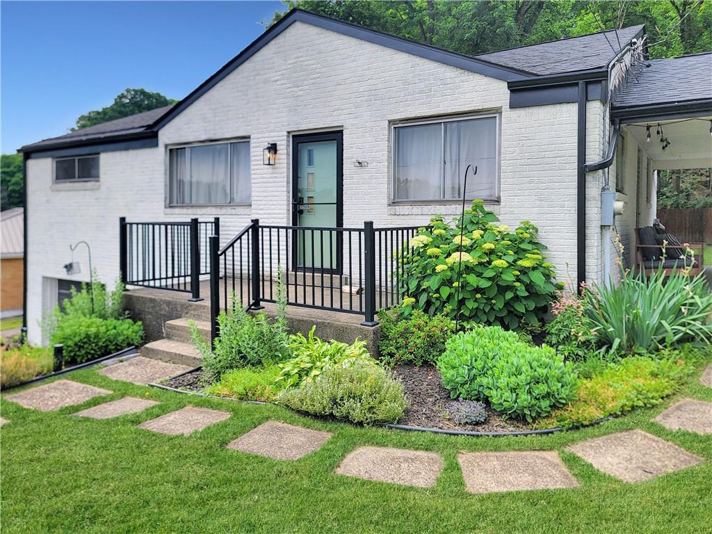 224 Herbst Road Coraopolis, PA 15108 - Photo 3 of 33