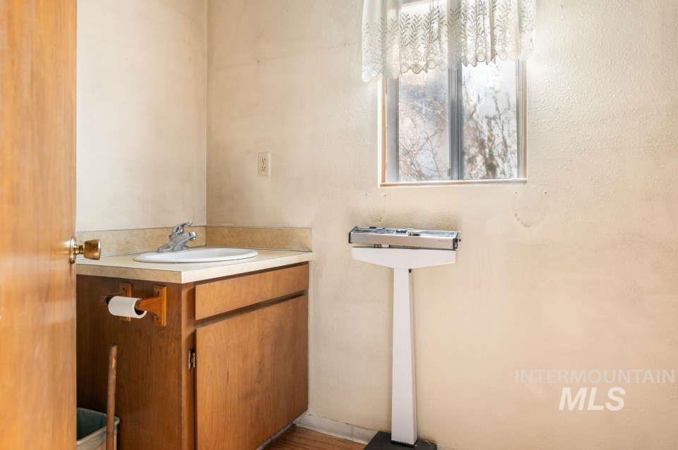 2026 Silcott Hills Road Clarkston, WA 99403 - Photo 14 of 29 Bathroom featuring vanity