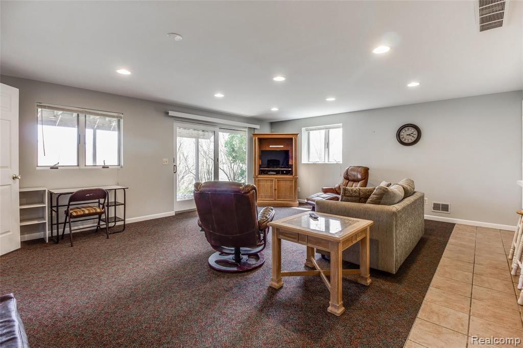 11031 Fenton Road Fenton, MI 48430 - Photo 24 of 37