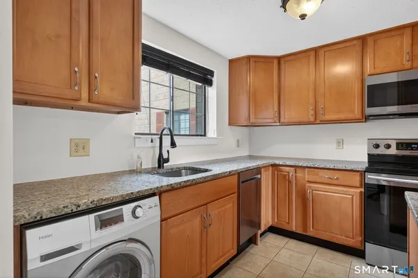 $2,450 | 181 Loomis Drive, Unit 140, West Hartford, CT 06107