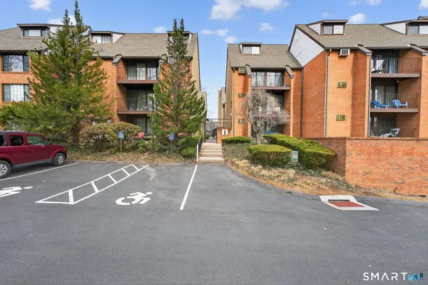 $2,450 | 181 Loomis Drive, Unit 140, West Hartford, CT 06107