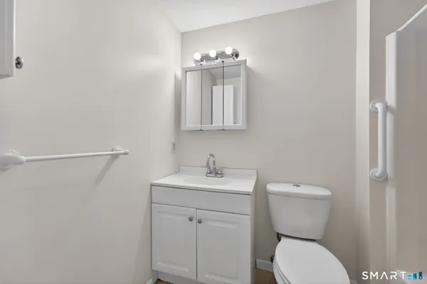 $2,450 | 181 Loomis Drive, Unit 140, West Hartford, CT 06107