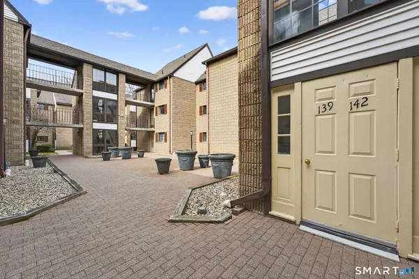 $2,450 | 181 Loomis Drive, Unit 140, West Hartford, CT 06107