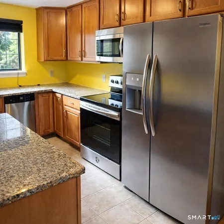 $2,450 | 181 Loomis Drive, Unit 140, West Hartford, CT 06107