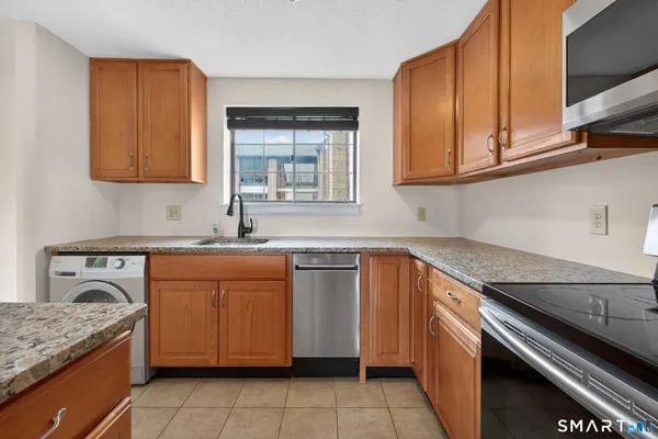 $2,450 | 181 Loomis Drive, Unit 140, West Hartford, CT 06107