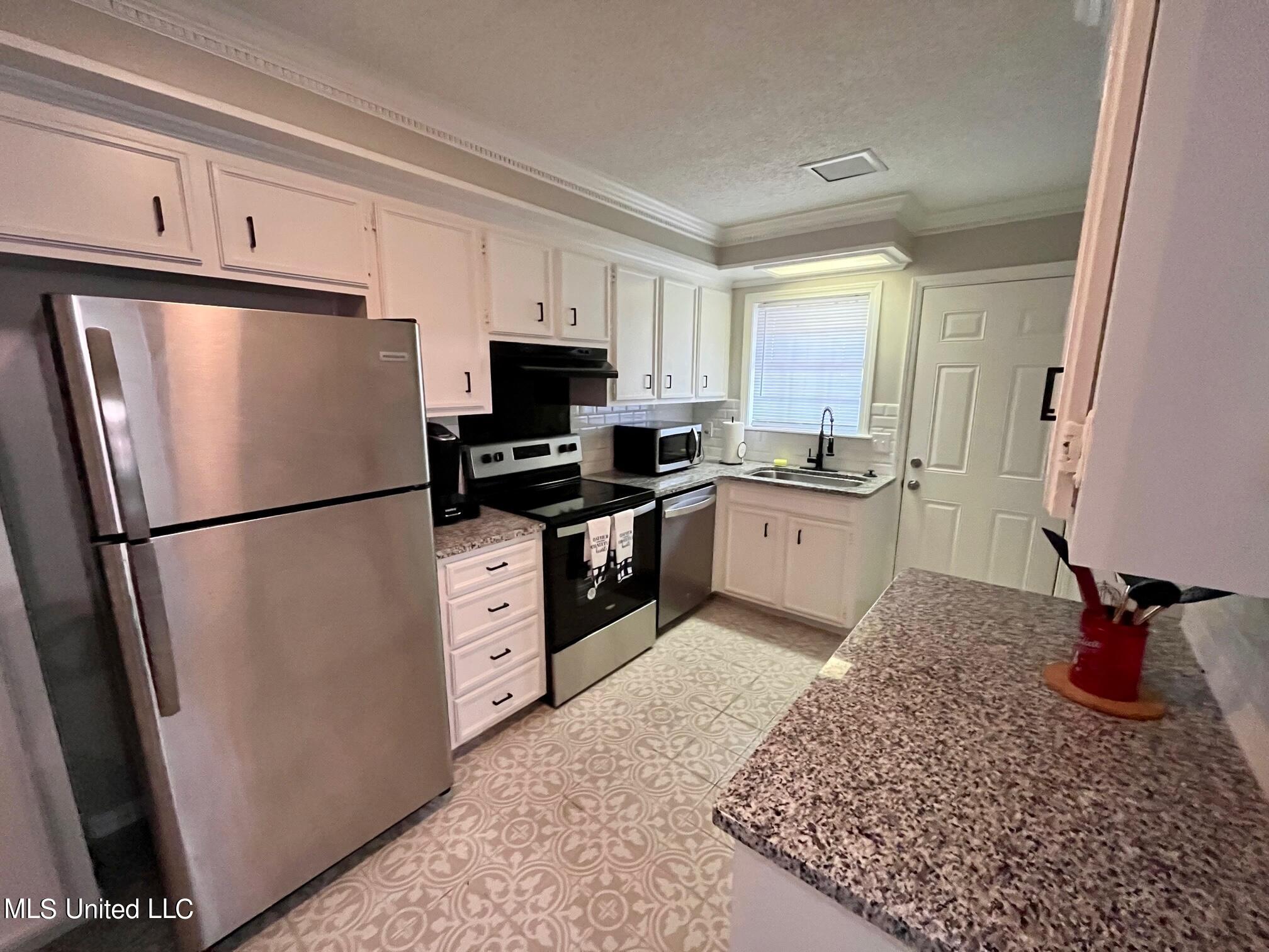15 Northtown Road, Unit B Jackson, MS 39211 - Photo 4 of 21 IMG_8752