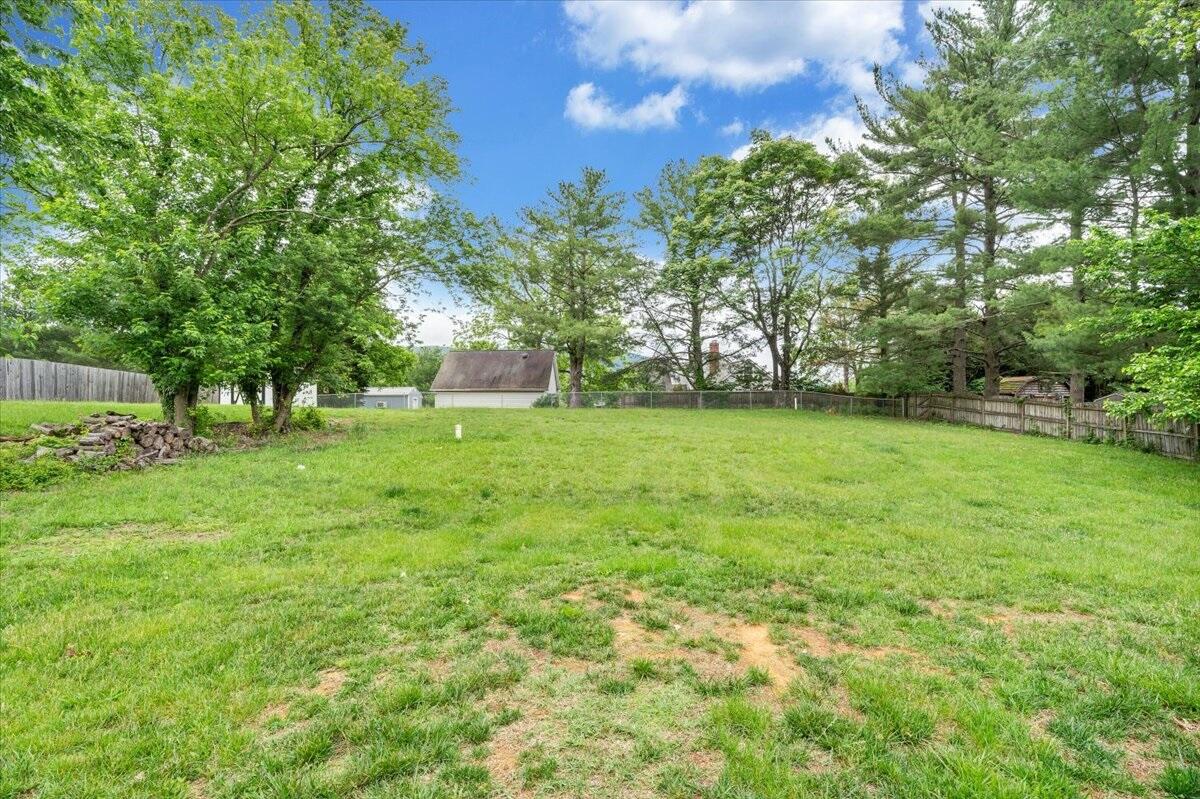 4015 Mockingbird Hill Road Roanoke, VA 24012 - Photo 32 of 33 back yard