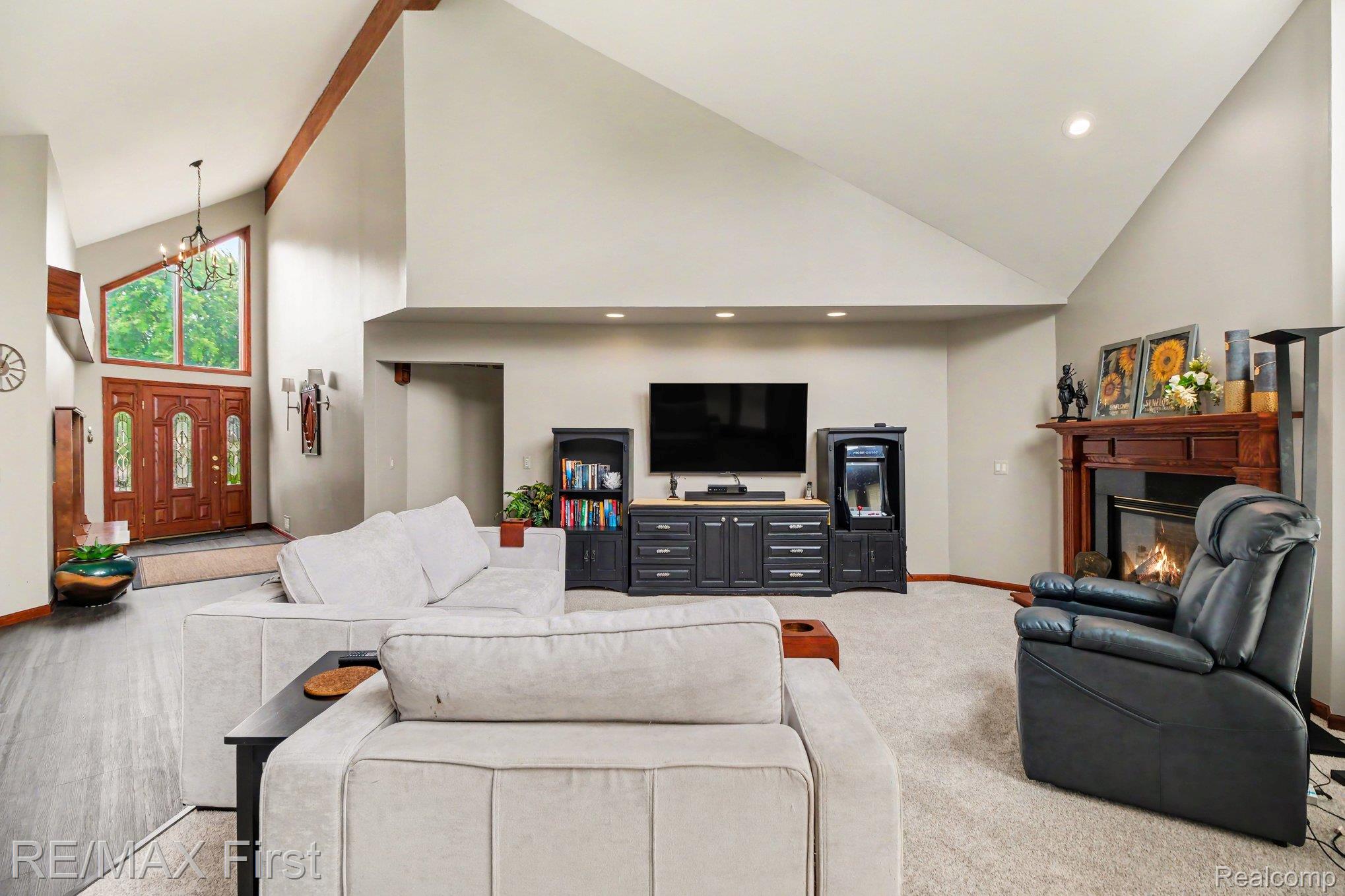 601 Brookwood Lane East Rochester, MI 48309 - Photo 6 of 36 006_file_1313.jpg