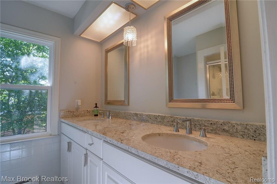 4170 Nearbrook Road Bloomfield Hills, MI 48302 - Photo 23 of 45 Master Bathroom with double vanity