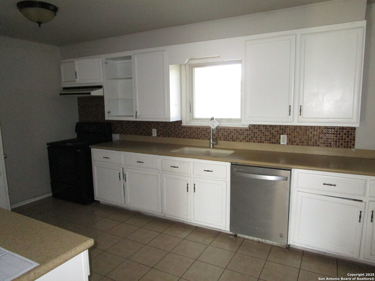 1212 West Goodwin Street Pleasanton, TX 78064 - Photo 5 of 15