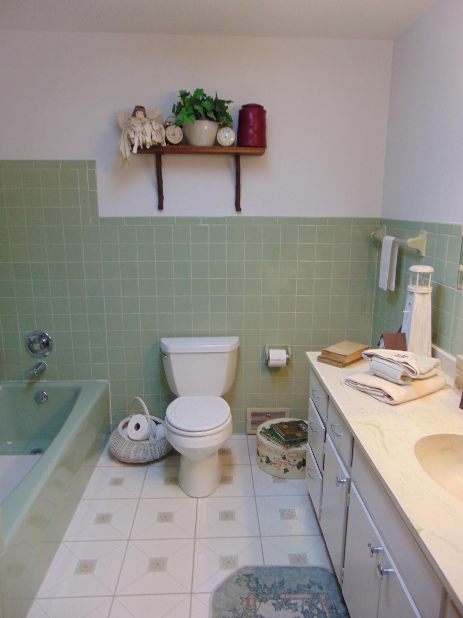 10454 Henry Road Henry, VA 24102 - Photo 22 of 72 a bathroom with a sink a toilet and a bathtub