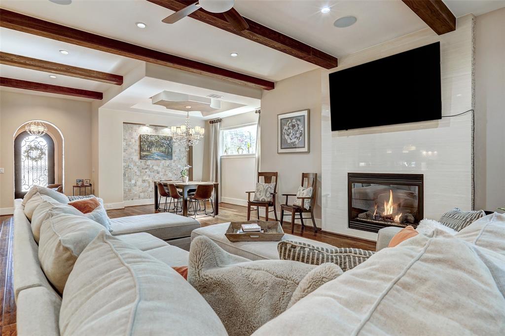 4501 Westlake Drive, Unit 23 Austin, TX 78746 - Photo 4 of 15 a living room with furniture and a flat screen tv