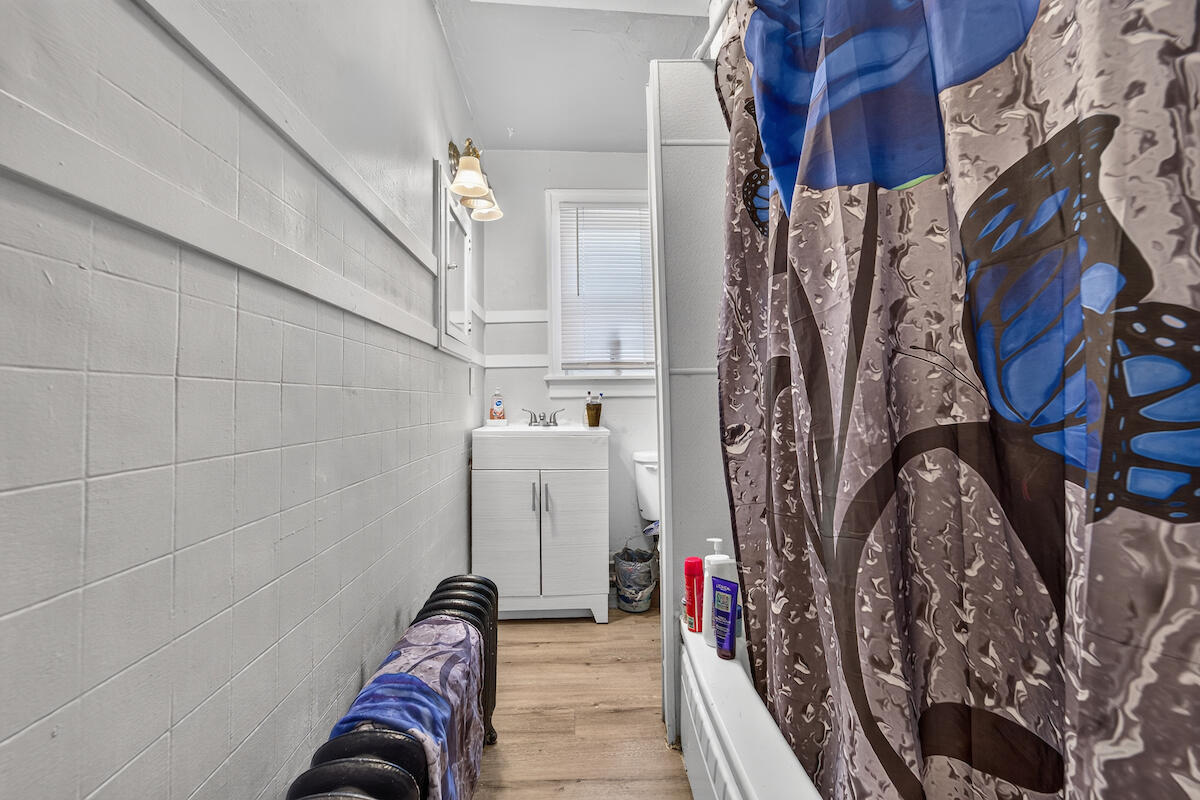 6522 28th Avenue Kenosha, WI 53143 - Photo 21 of 27 Bathroom