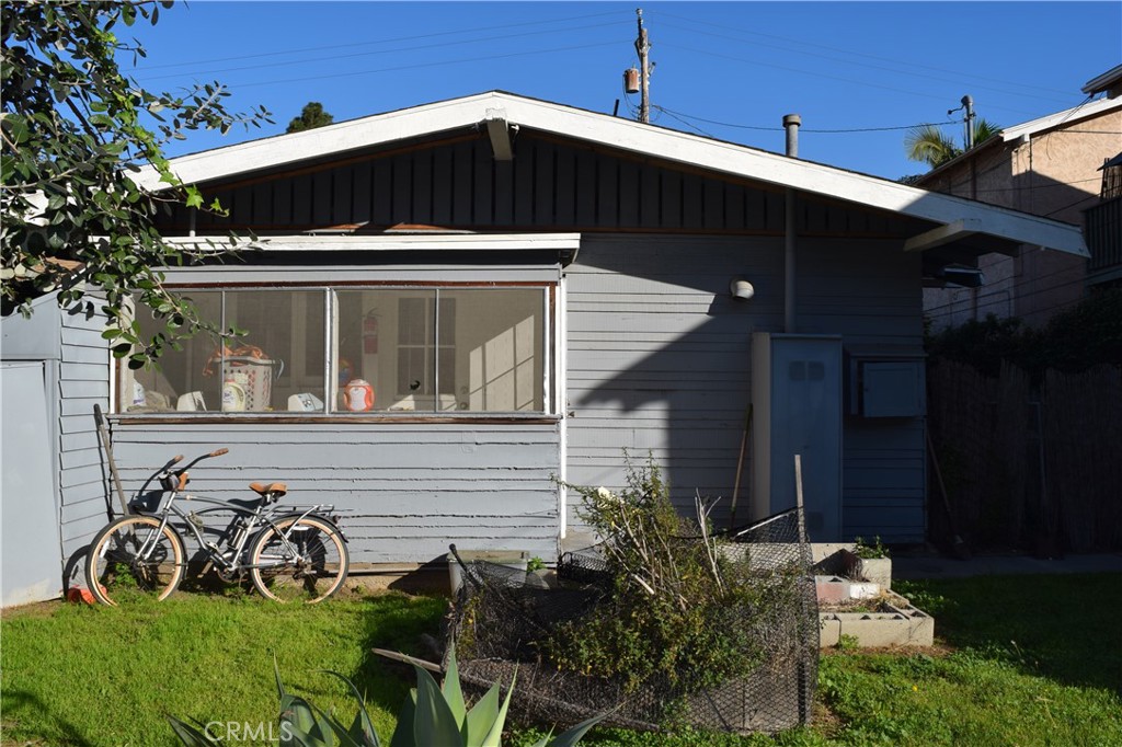 1900 East 6th Street Long Beach, CA 90802 - Photo 11 of 22 a front view of a house with garden