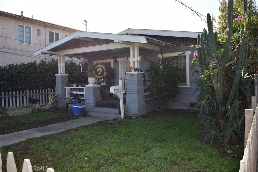 1900 East 6th Street Long Beach, CA 90802 - Photo 2 of 22 a view of a chairs and table in front of house