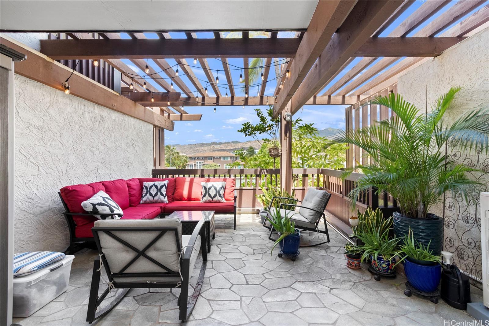 444 Lunalilo Home Road, Unit 327 Honolulu, HI 96825 - Photo 4 of 15 a patio with a table and chairs