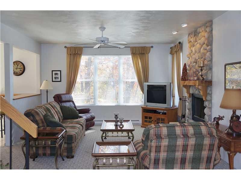 1861 Eagles Ridge Way Hidden Valley, PA 15502 - Photo 3 of 18 Living Room.