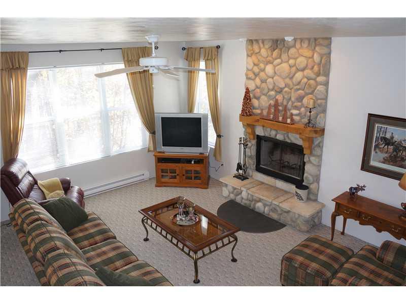 1861 Eagles Ridge Way Hidden Valley, PA 15502 - Photo 4 of 18 Living Room.
