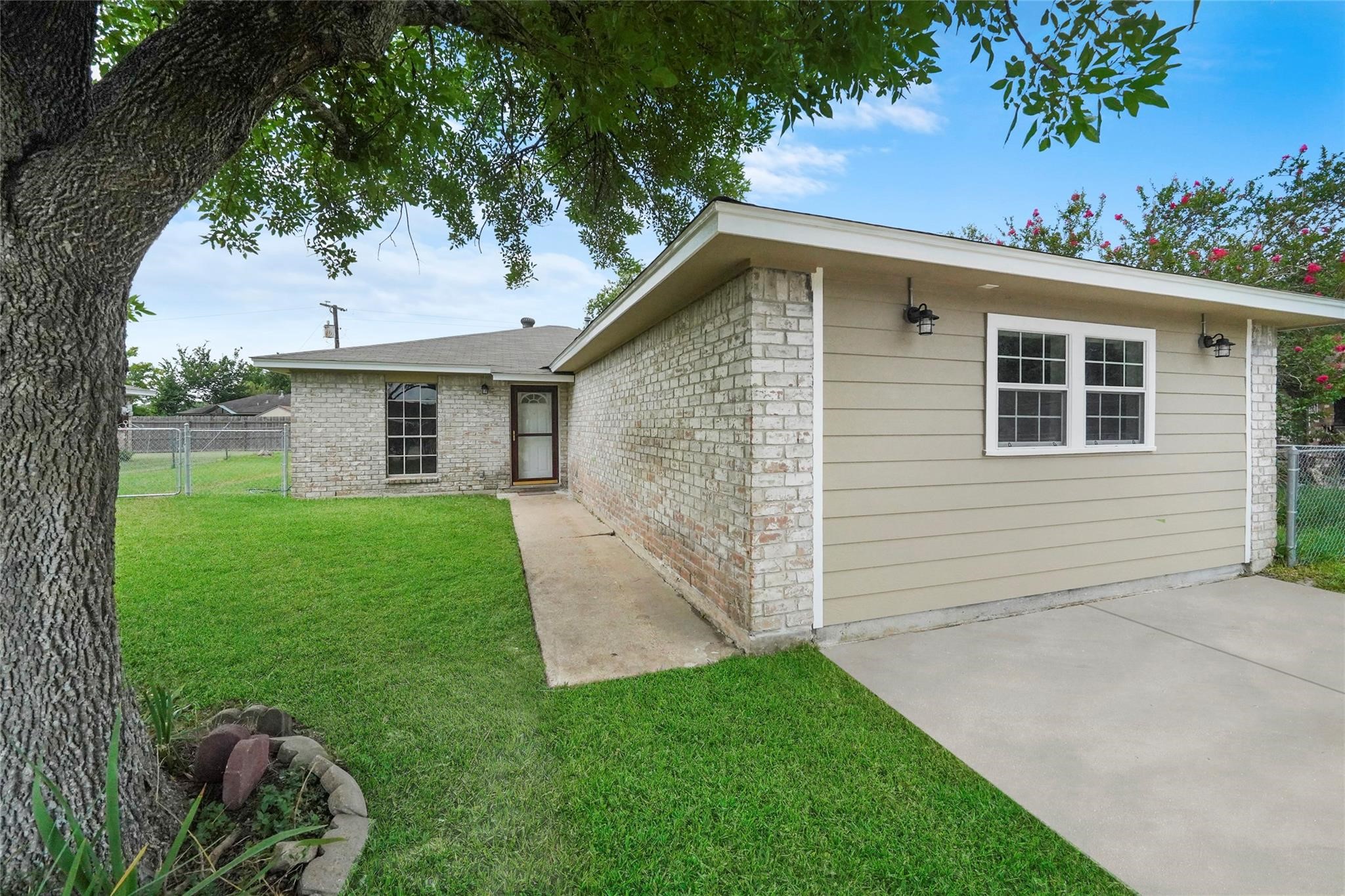 205 Bert Street Angleton, TX 77515 - Photo 3 of 29