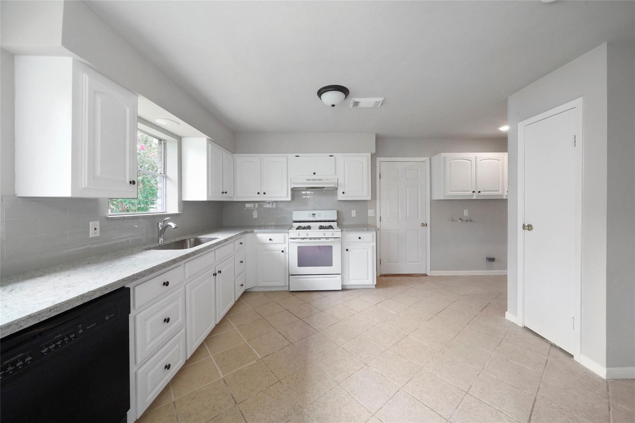 205 Bert Street Angleton, TX 77515 - Photo 6 of 29