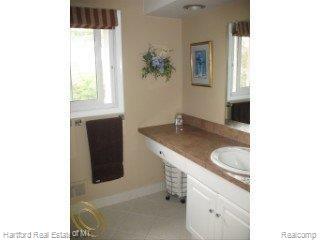 35950 Congress Road Farmington, MI 48335 - Photo 12 of 15 Bath