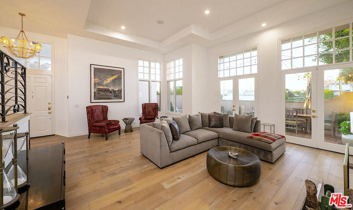 131 Roma Court Marina del Rey, CA 90292 - Photo 2 of 60