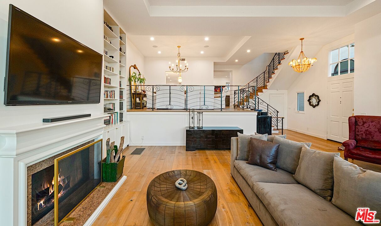 131 Roma Court Marina del Rey, CA 90292 - Photo 4 of 60