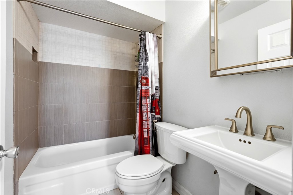 2235 El Capitan Drive Riverside, CA 92506 - Photo 59 of 62 Full Bathroom upstairs
