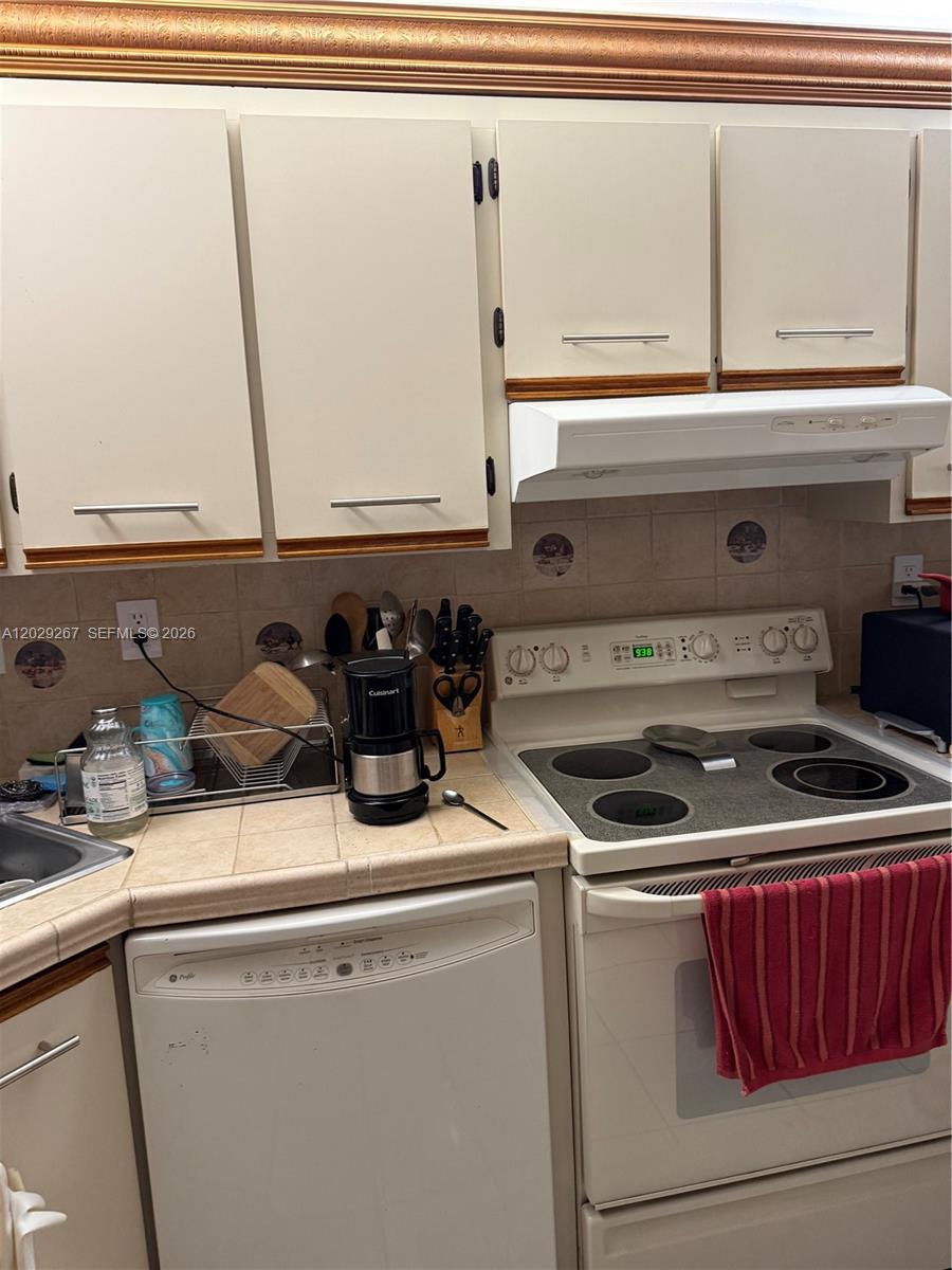 11812 Southwest 103rd Lane Miami, FL 33186 - Photo 12 of 32