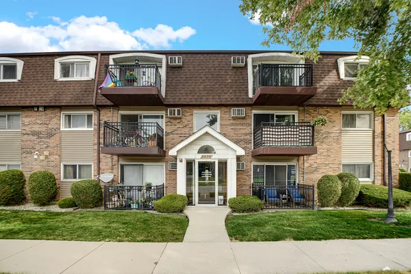 $159,900 | 6430 Pamela Lane, Unit 12, Chicago Ridge, IL 60415
