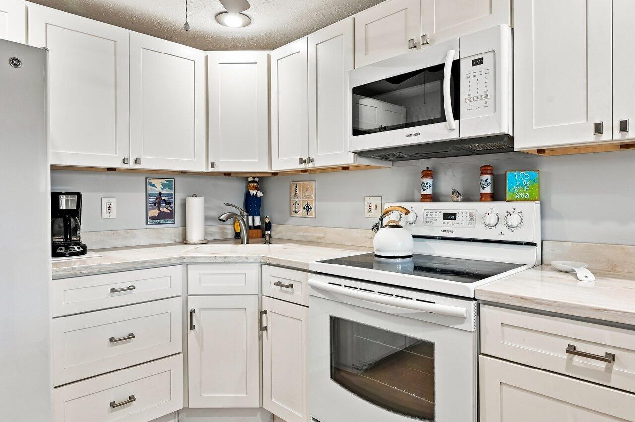 1801 Post Road, Unit 161 Wells, ME 04090 - Photo 6 of 24 033-1801kitchen 2