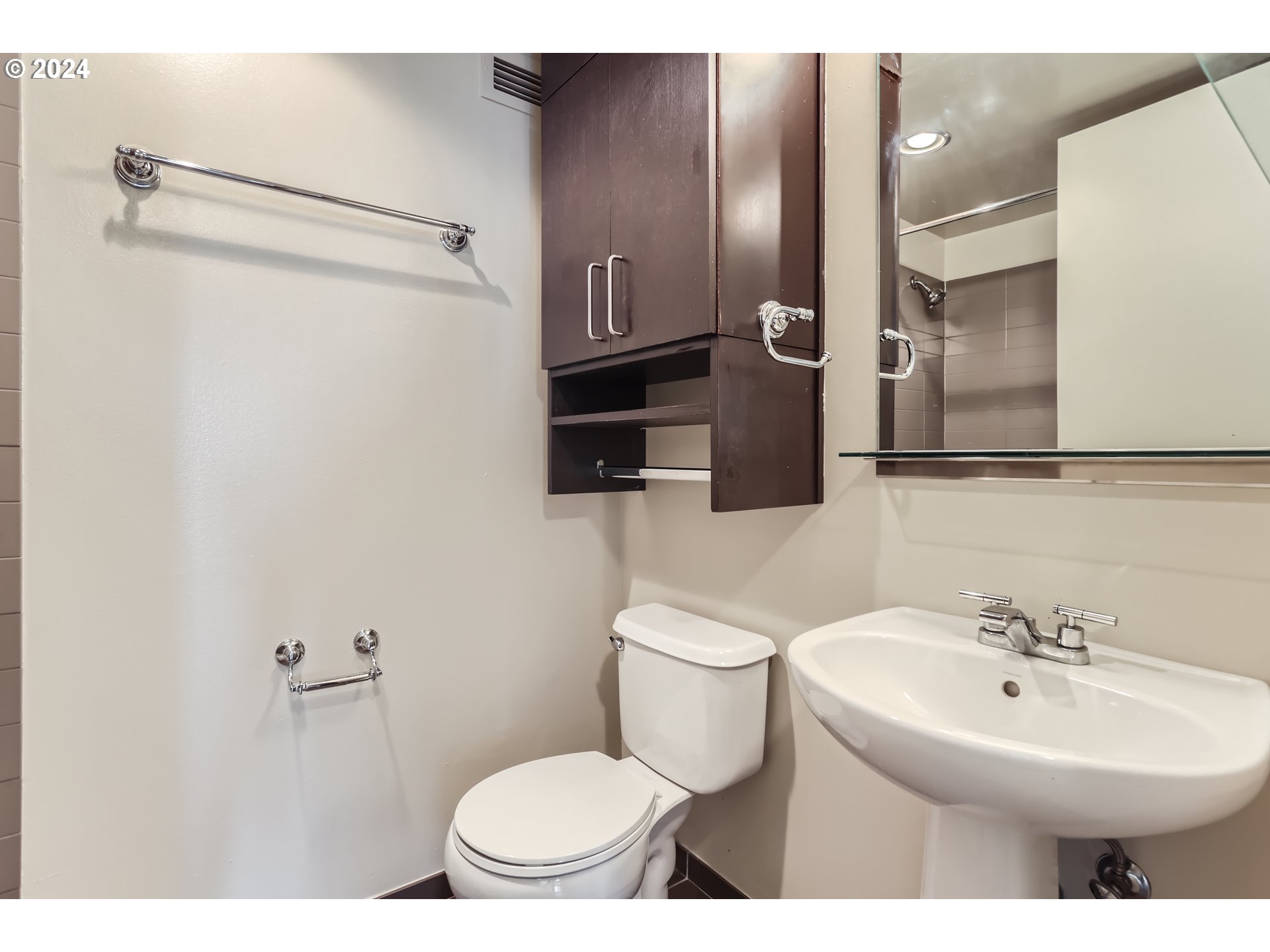 255 Southwest Harrison Street, Unit 8G Portland, OR 97201 - Photo 22 of 25 Bathroom