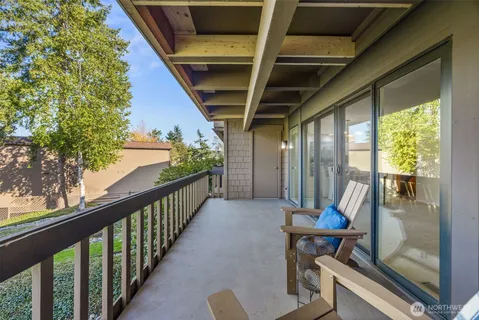 $850,000 | 17442 Northeast 40th Place, Unit D3, Redmond, WA 98052