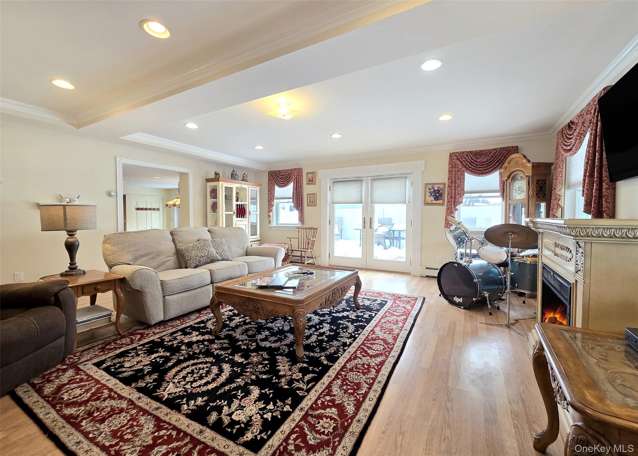 46 Harvest Lane Commack, NY 11725 - Photo 31 of 40 a living room with furniture and a rug