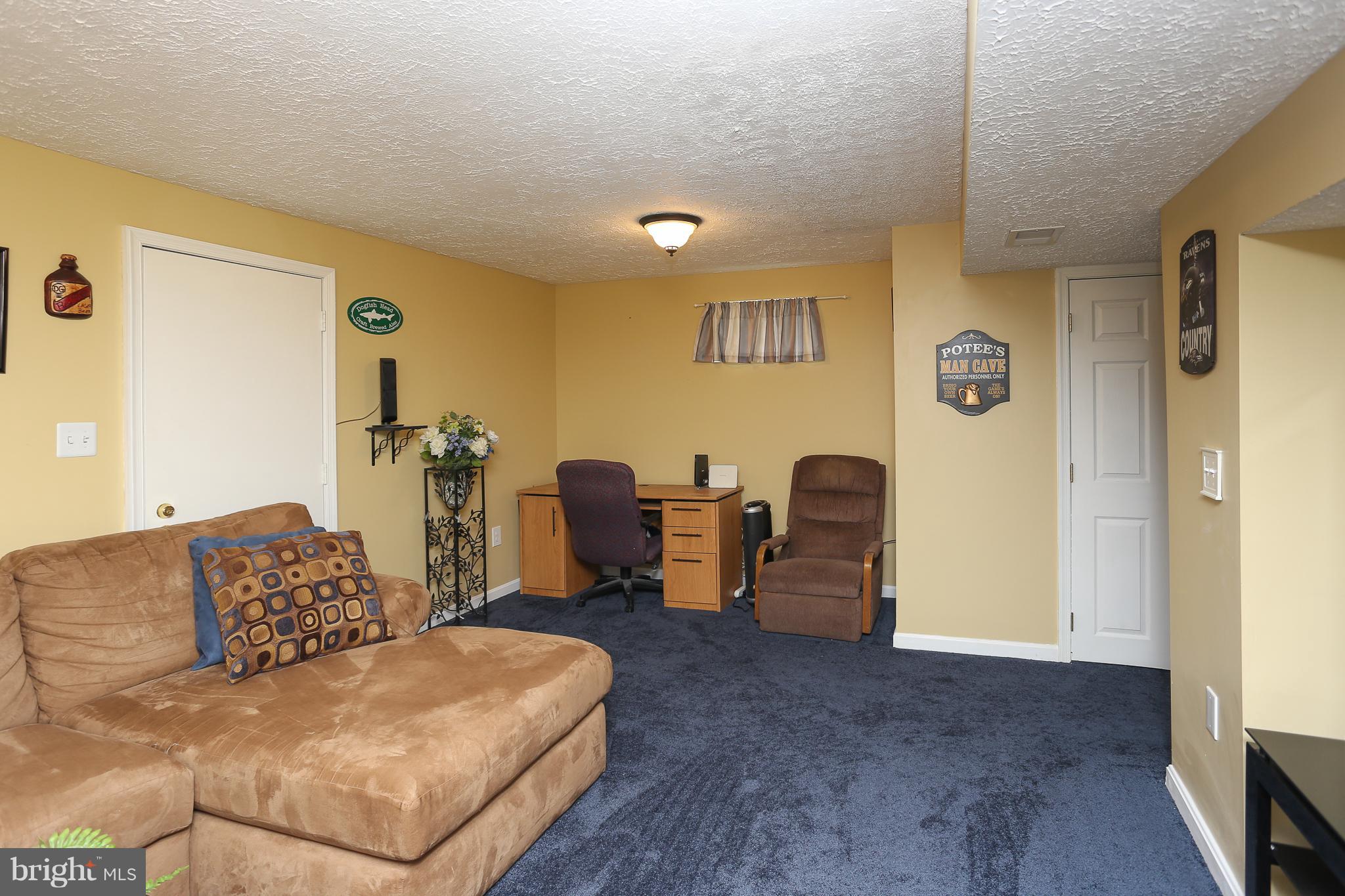 7814 East Shore Road Pasadena, MD 21122 - Photo 12 of 26 Living Room