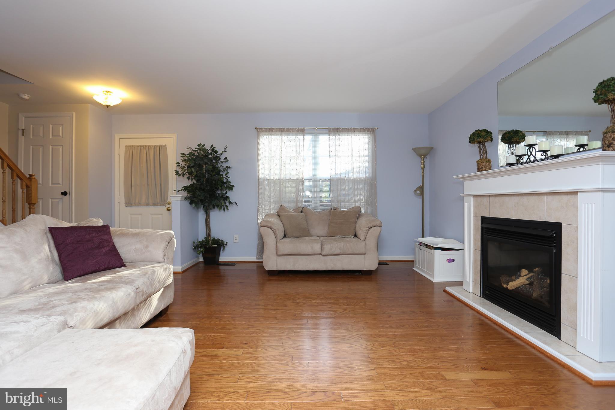7814 East Shore Road Pasadena, MD 21122 - Photo 21 of 26 Living Room