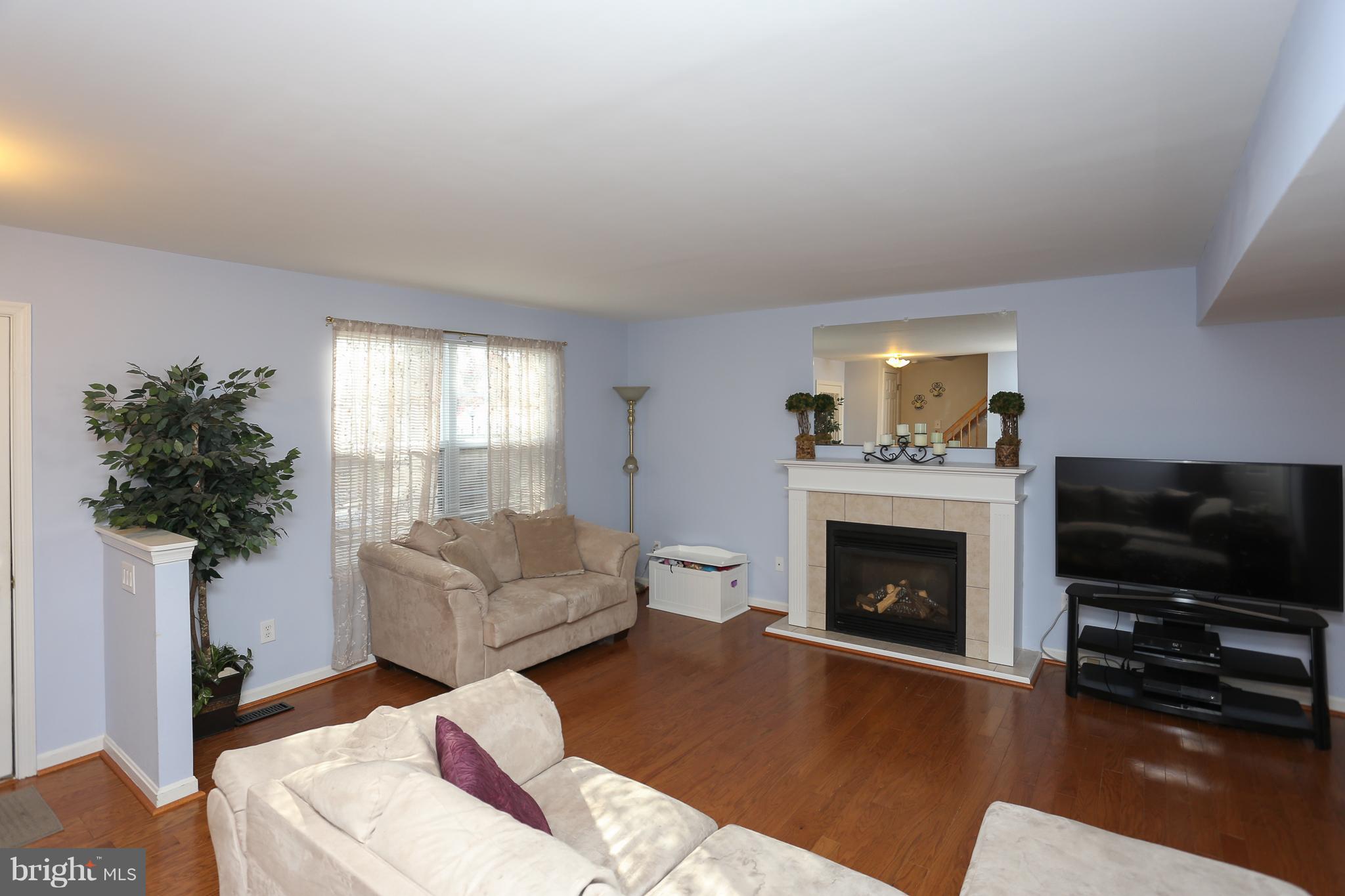 7814 East Shore Road Pasadena, MD 21122 - Photo 24 of 26 Living Room