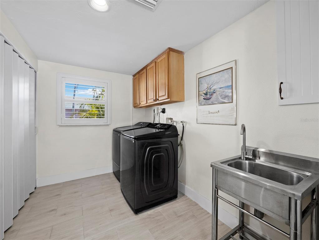 726 Jungle Queen Way Longboat Key, FL 34228 - Photo 27 of 43 a view of a livingroom with washer and dryer