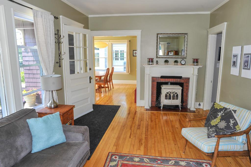 17 Ocean View Road Cape Elizabeth, ME 04107 - Photo 8 of 15 Gas stove insert w original mantel...