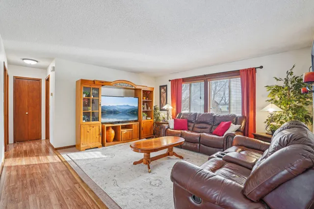 $364,900 | 621 Menke Avenue, Shakopee, MN 55379