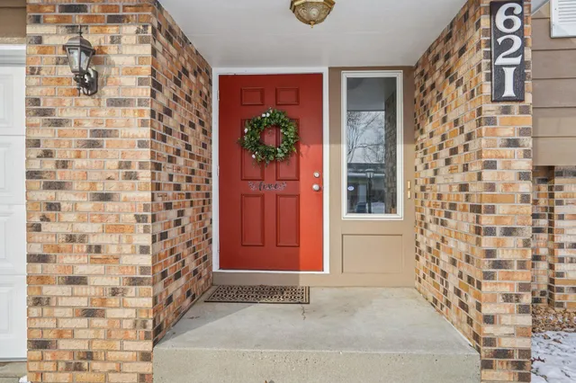 $364,900 | 621 Menke Avenue, Shakopee, MN 55379