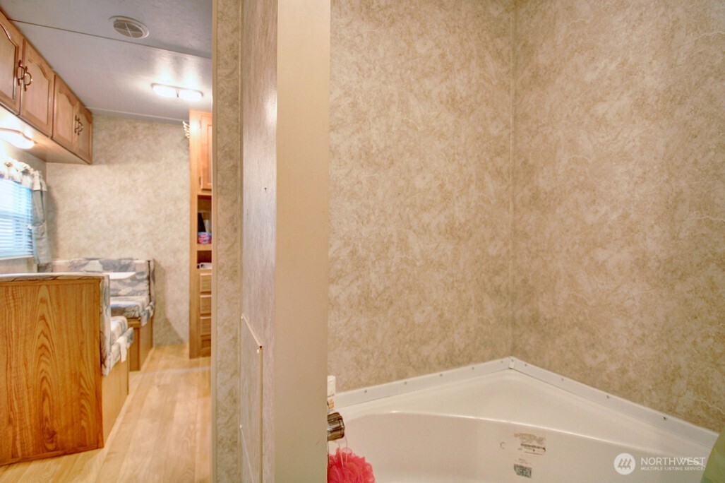38 Gold Nuget Road Deming, WA 98244 - Photo 19 of 36 a bathroom with a bathtub
