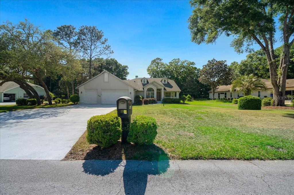 9660 Southwest 196th Avenue Road Dunnellon, FL 34432 - Photo 10 of 67 a front view of a house with garden