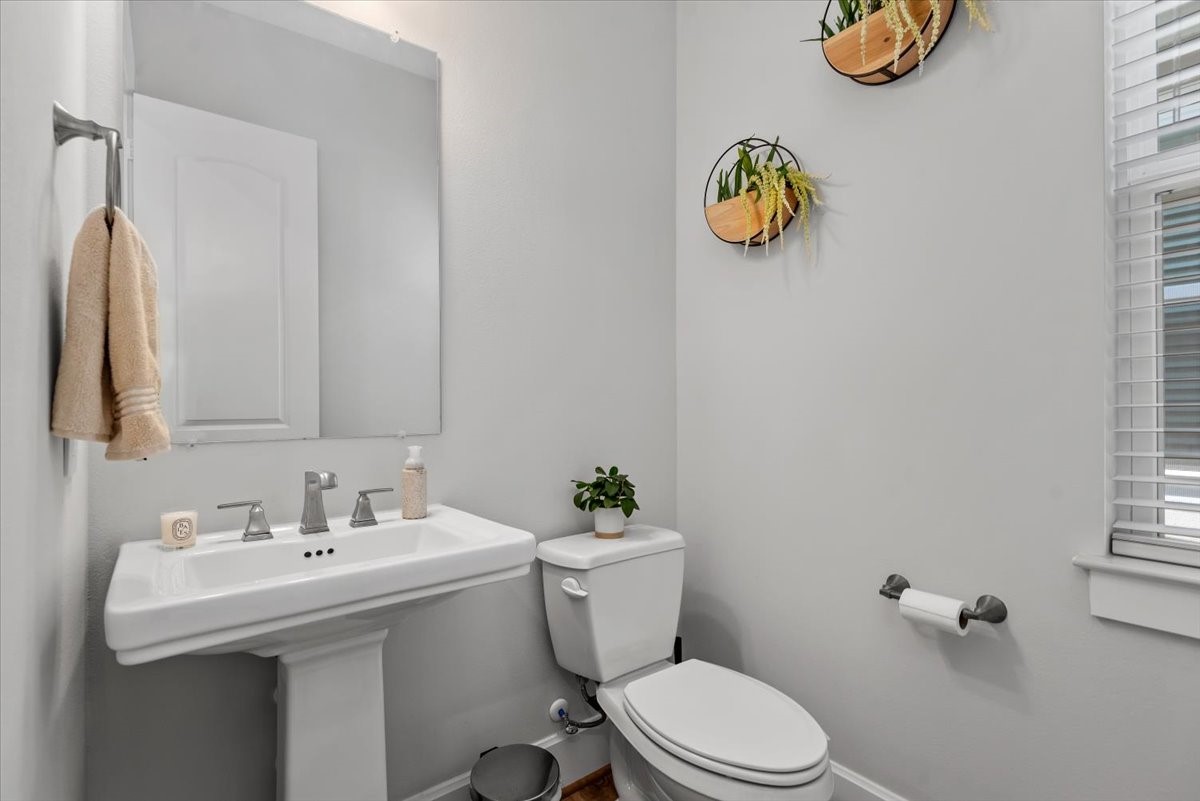 7 Thorpe Lane Spring, TX 77389 - Photo 21 of 39 Guest bathroom upstairs
