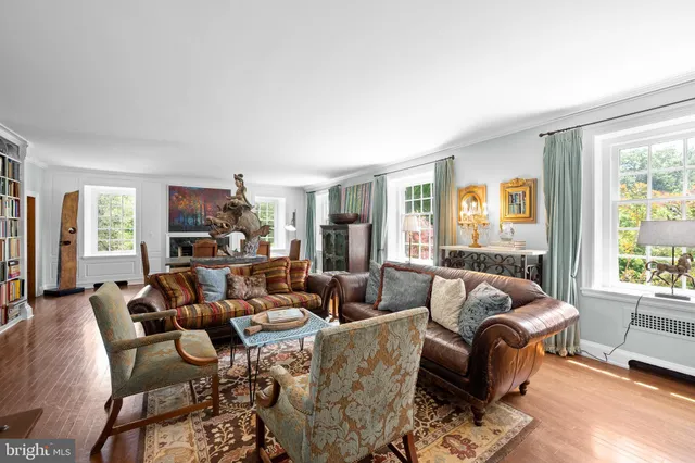 a view of an entryway with workspace