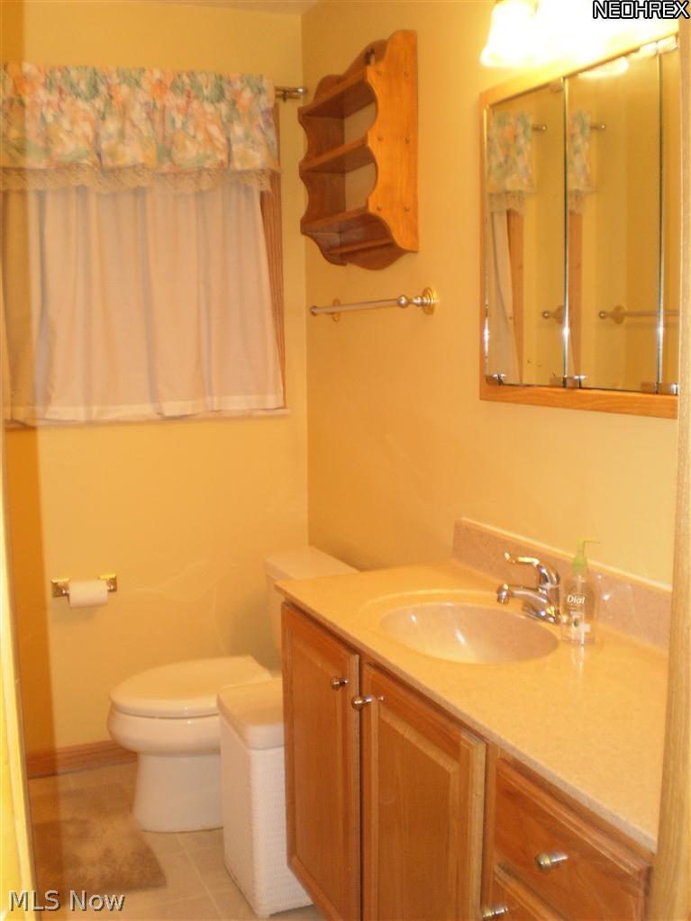 1167 Hansford Road Lyndhurst, OH 44124 - Photo 8 of 12 Newer Full Bath.