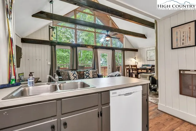 $229,000 | 102 Skiview Lane, Unit 5, Beech Mountain, NC 28604