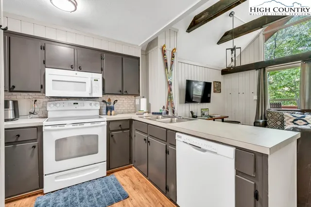 $229,000 | 102 Skiview Lane, Unit 5, Beech Mountain, NC 28604