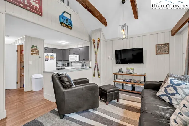 $229,000 | 102 Skiview Lane, Unit 5, Beech Mountain, NC 28604