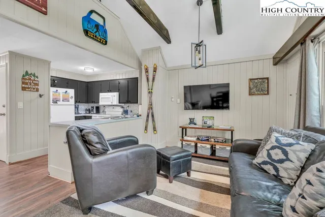 $229,000 | 102 Skiview Lane, Unit 5, Beech Mountain, NC 28604
